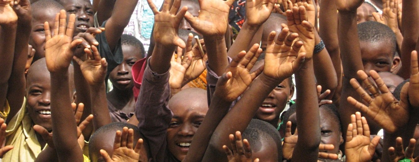 Niños y niñas reunidos en una escuela de Guinea-Conakry