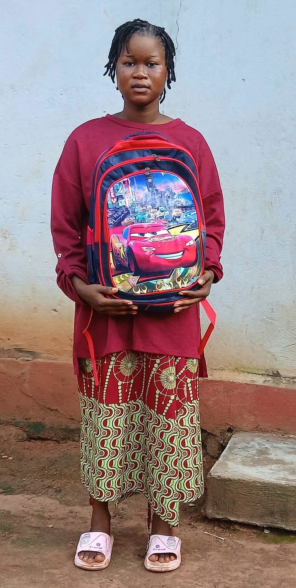 Escolar con una mochila roja al inicio del curso en Diassia